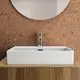 Waschtisch in Weiß von Ideal Standard, rechteckige Form, mit einem integrierten Waschbecken und einem modernen Wasserhahn. Rückwand aus Kork.
